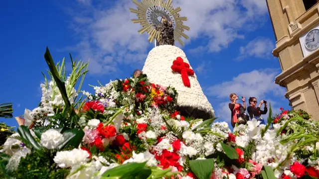 La Virgen del Pilar cubierta de flores tras la ofrenda