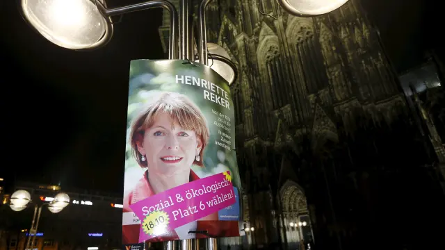 Cartel con la imagen de Henriette Reker ante la catedral de Colonia.