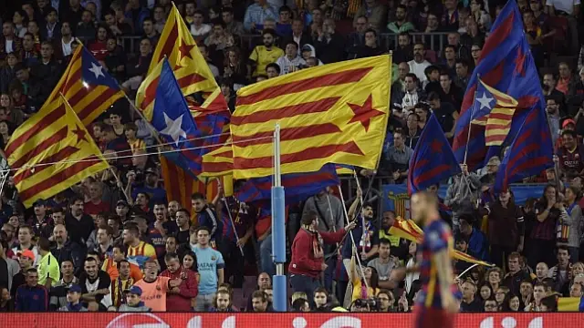 Dos socios del Barça demandan a la UEFA por la multa contra las 'esteladas'