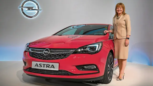 Mary Barra, consejera delegada de General Motors, con el nuevo Astra que se presenta hoy en el Salón Internacional de Fráncfort.