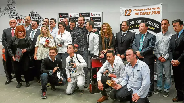 Los premiados en el Concurso de Tapas de Teruel, con los patrocinadores y autoridades.