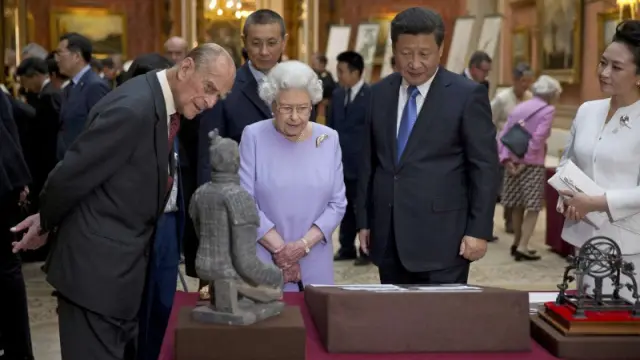El presidente de China, Xi Jinping, junto a los reyes de Inglaterra.