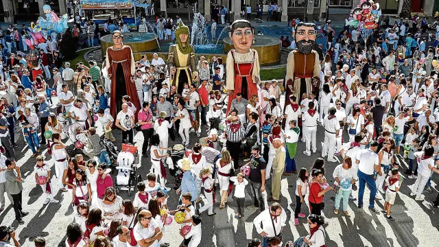 La comparsa de gigantes y cabezudos siguió al chupinazo en el primer día festivo en Tauste.