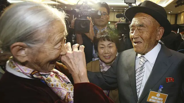 La surcoreana Lee Soon-kyu de 85 años se emociona al reunirse con su marido, Oh In-se.