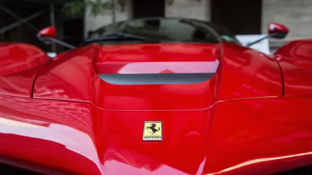 Un coche marca Ferrari.