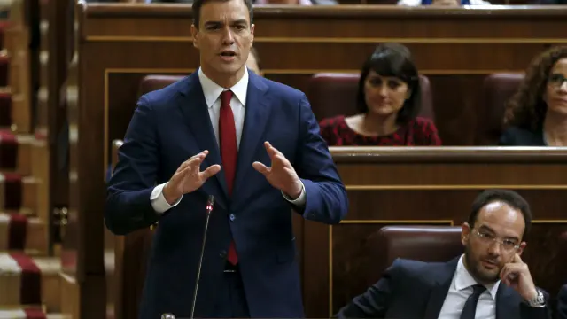 El líder del PSOE, Pedro Sánchez, durante su intervención hoy en la última sesión de control al Gobierno con la que la que el Congreso de los Diputados pone fin a la X legislatura.
