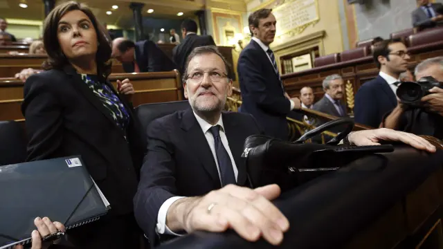 El jefe del Ejecutivo, Mariano Rajoy, junto a la vicepresidenta, Soraya Sáenz de Santamaría, poco antes de que diera comienzo hoy la última sesión de control al Gobierno con la que la que el Congreso de los Diputados pone fin a la X legislatura.