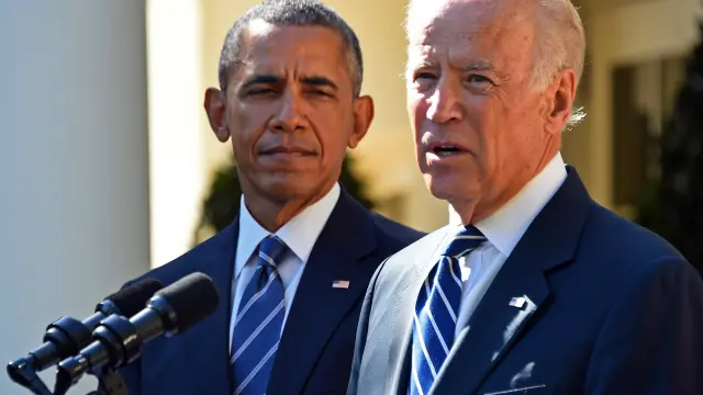 Joe Biden junto a Obama.