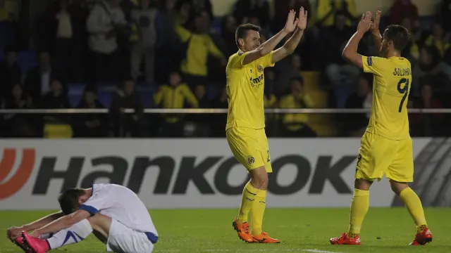 Los jugadores del Villarreal celebran uno de sus goles