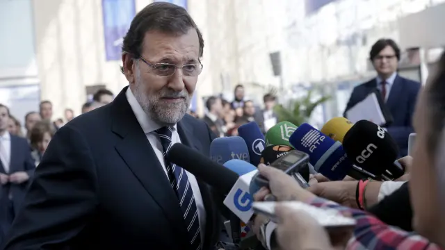 El presidente del Gobierno, Mariano Rajoy, atiende a los medios de comunicación