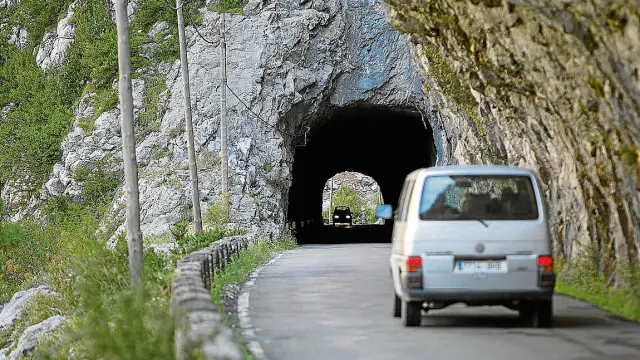 Camiones y autobuses tienen que cortar el tráfico para atravesar los túneles en solitario.