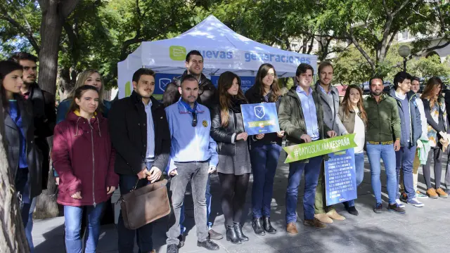 Representantes de Nuevas Generaciones del PP, en la presentación de la campaña #DamoslacaraxEspaña en la plaza de San Francisco de Zaragoza.