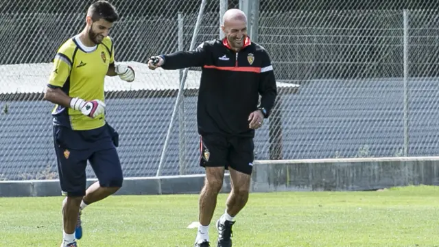Álvaro Ratón bromea con Popovic en un entrenamiento del primer equipo