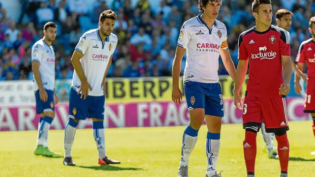 Imagen del partido contra Osasuna: Vallejo, en primer término, con Cabrera guardándole la espalda.