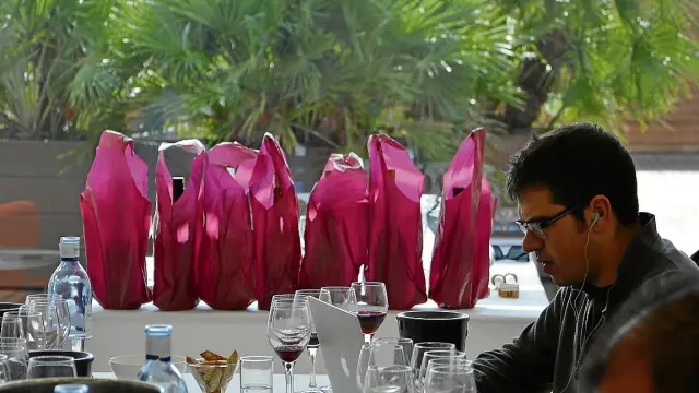 Ferran Centelles, durante la cata en el hotel Hiberus. Al fondo, las botellas tapadas.