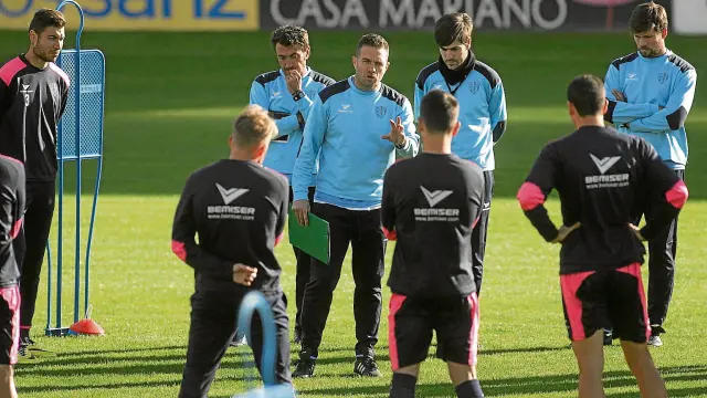 Tevenet, acompañado de su cuerpo técnico, dando ayer instrucciones a sus jugadores antes de iniciar el entrenamiento en El Alcoraz.