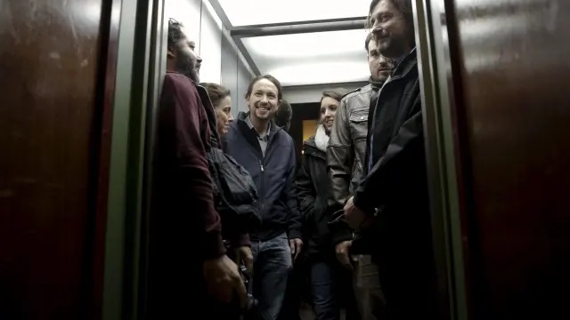 El líder de Podemos en un ascensor junto a sus compañeros de partido