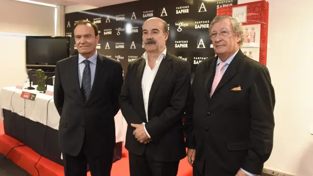 Resines  junto al director general de la Academia, Porfirio Enríquez y el consejero de la empresa Saphir Parfums, Gregorio Martínez.