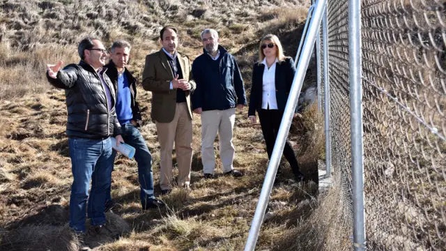 El delegado territorial de la Junta en Soria, Manuel López, ha visitado este viernes el yacimiento de Numancia.
