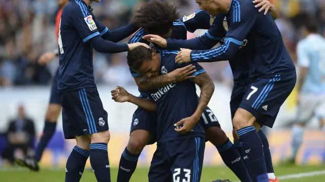Los jugadores del Real Madrid celebran el gol de Danilo