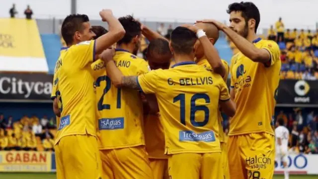 Los jugadores del Alcorcón celebran uno de sus seis goles