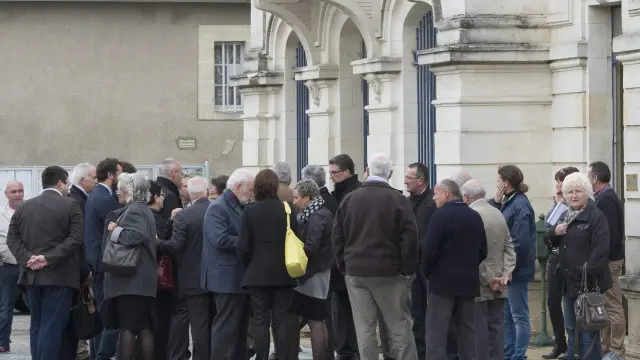 Familiares de las víctimas, frente al Ayuntamiento de Puisseguin.