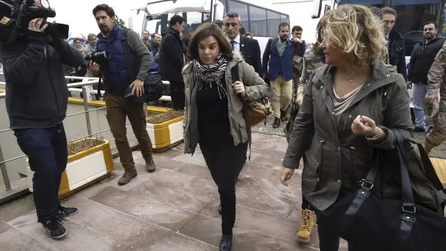 La vicepresidenta Soraya Sáenz de Santamaría sale del hotel en el que ha esperado a que se resolviera la avería en Corlu (Turquía).