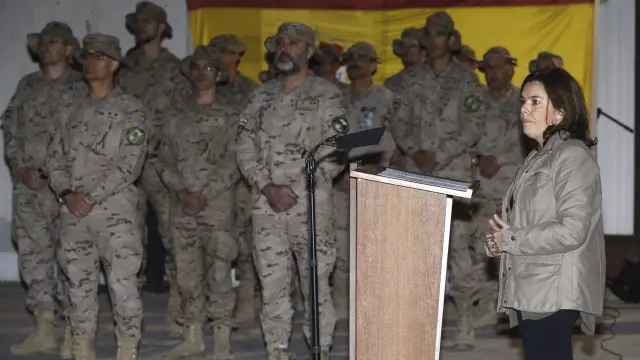 La vicepresidenta del Gobierno español, Soraya Sáenz de Santamaría (d), durante el acto de despedida de las tropas españolas destinadas en la base de Herat.