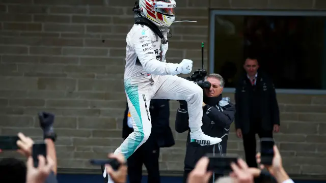 Hamilton celebra la victoria en la carrera y en el Mundial
