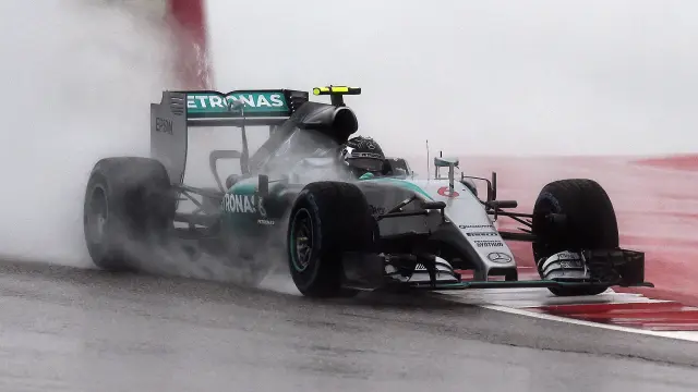 Rosberg sale desde la 'pole' en Austin y Alonso noveno