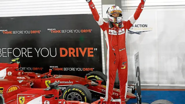 Sebastian Vettel celebra el triunfo en Singapur sobre su monoplaza.