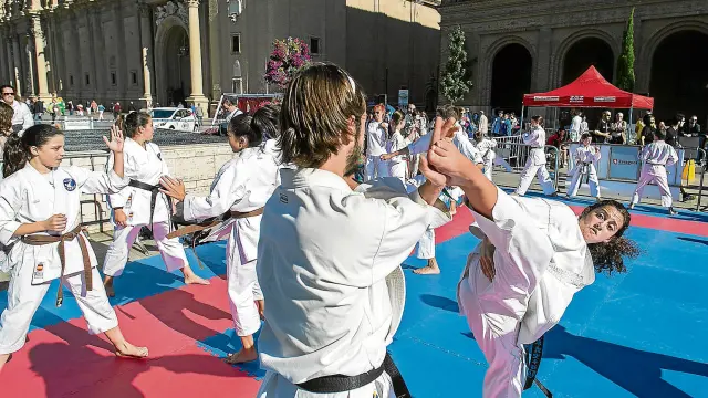 Todos los gimnasios de la Federación Aragonesa de Kárate ofrecieron exhibiciones de este arte marcial.