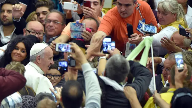 El papa Francisco (izq) saluda a los fieles a su llegada a una audiencia con cerca de 5.000 gitanos