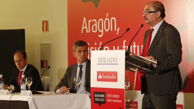 Javier Lambán, durante su intervención en el Desayuno HERALDO Santander, en presencia del director del diario, Mikel Iturbe, y el máximo responsable del Santander en España, Rami Aboukhair.