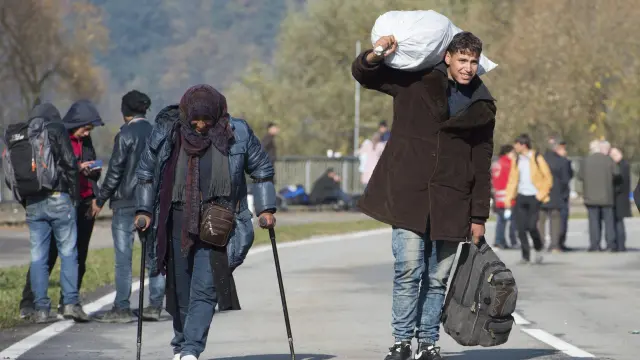 Varios refugiados se dirigen a la frontera con Austria, cerca de Passau.