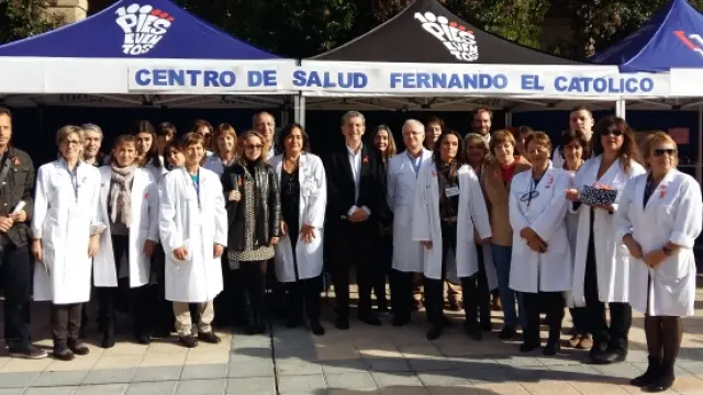 El consejero de Sanidad con voluntarios y profesionales del centro de salud Fernando el Católico en el Día Mundial del Ictus.