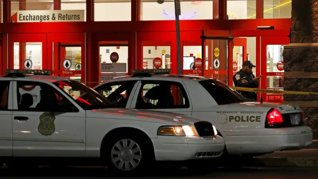 Agentes de policía en el centro comercial donde se ha producido el tiroteo.