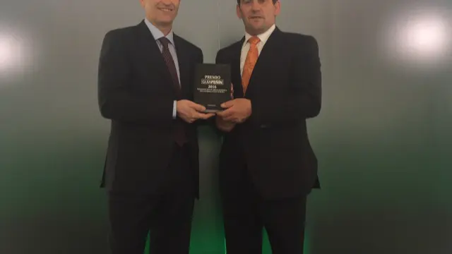 José Ignacio Gracia, secretario del Consejo Regulador, y Eduardo Ibáñez, presidente del Consejo Regulador, con el premio.