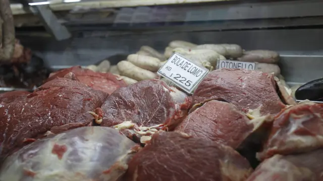 Cortes de carne en la carnicería de un supermercado.