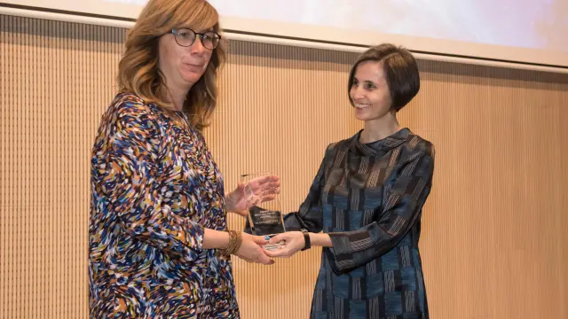 Mirella Abrisqueta (izda.), directora del espacio, recoge el premio, que le entrega Pilar Perla, coordinadora de Tercer Milenio.