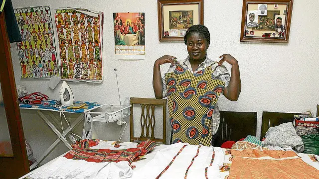 La creadora africana Mabel Agayapong enseña algunos de sus vestidos.