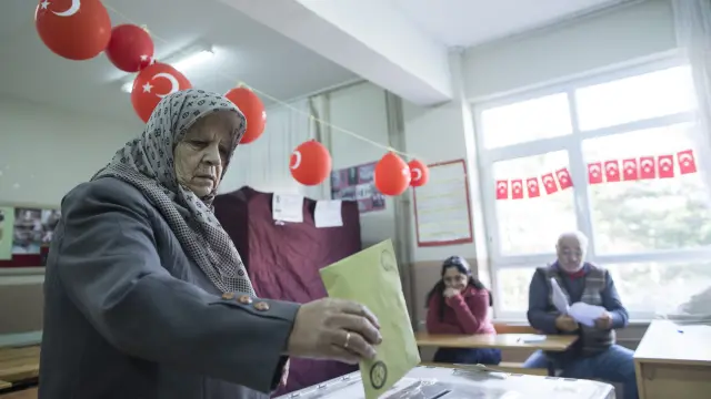 Una mujer vota este domingo en Turquía.