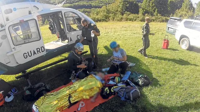 Un sanitario atiende a un montañero herido este verano en Sallent.