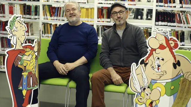 El guionista Jean Yves Ferri y el dibujante Didier Conrad, autores del nuevo cómic de Astérix 'El Papiro del César'.