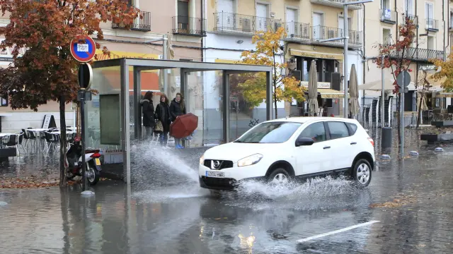 Los coches circulaban con precaución debido al agua en la calzada