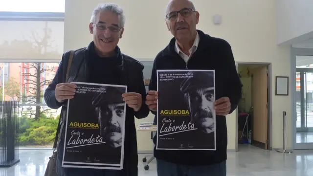 José Luis Pascual y Manuel Laplana de Aguisoba con el cartel del concierto en honor a Labordeta.