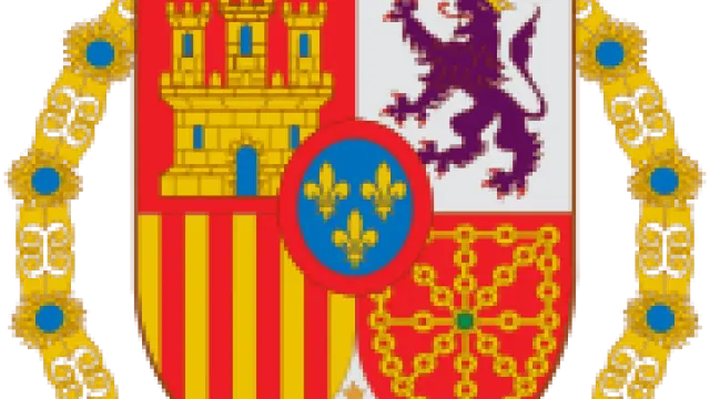 El escudo está cuartelado con las armas de Castilla, León, Aragón y Navarra, con el escusón de Borbón-Anjou al centro y en la punta las armas de Granada.