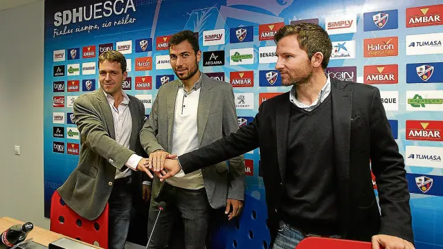Josete Ortas, David Morillas y Lalo Arantegui en la rueda de prensa de renovación del futbolista.