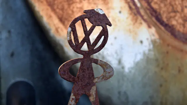 Un oxidado logotipo de Volkswagen