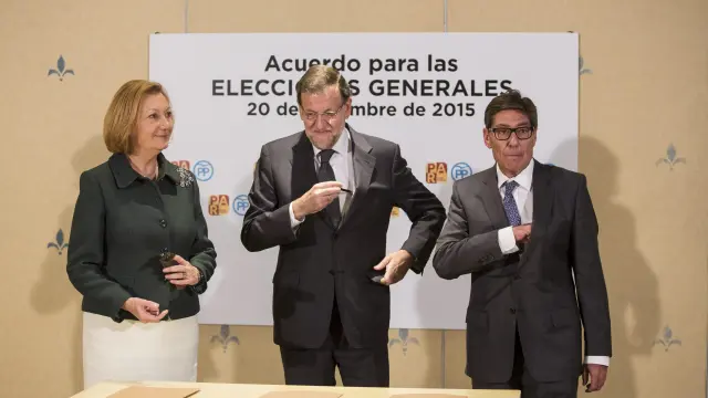 Rudi, Rajoy y Aliaga durante la firma del acuerdo PP-PAR en las últimas elecciones.